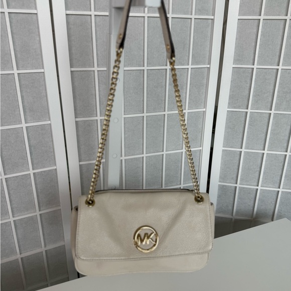 Michael Kors Fulton Shoulder Flap Purse Shoulder Bag with Gold Chain - Picture 4 of 15